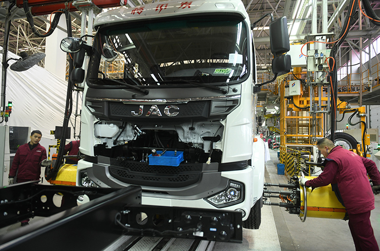 China’s Heavy-Duty Truck Sales Rebound on Strong Exports; LNG Trucks Drive Growth
