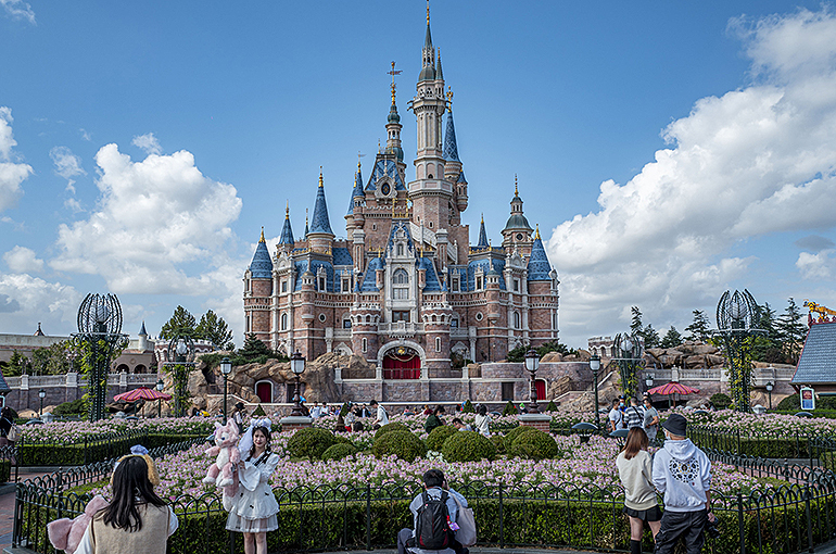 China’s Big Theme Parks See Revenue Jump 15.3% Despite Fewer Visitors in 2022, Report Says