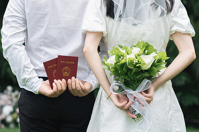 Ranks of Chinese Getting Wed for First Time Sinks to 37-Year Low