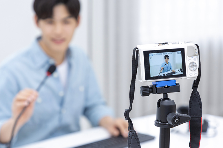 China’s Movie Stars Earn Lucrative Sideline Through Sending Congratulatory Videos