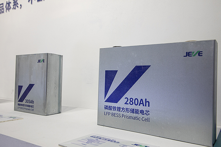 Fosun-Backed Battery Maker JEVE to Halt Output Amid Industry Glut, Report Says