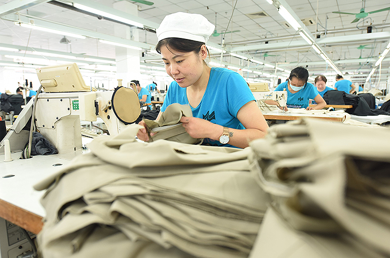 China’s Apparel Exports Tumble 8.8% in First 10 Months on Sluggish Global Demand