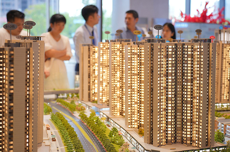 Chinese Mortgage Swappers Need to Cover Loan Gap in 2025 as Home Prices