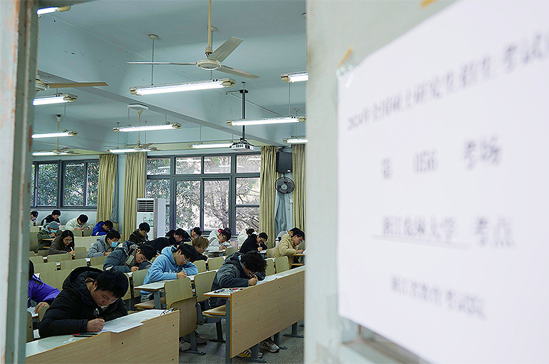 Chinese Postgrad Course Applicants Drop for First Time in Nearly a Decade