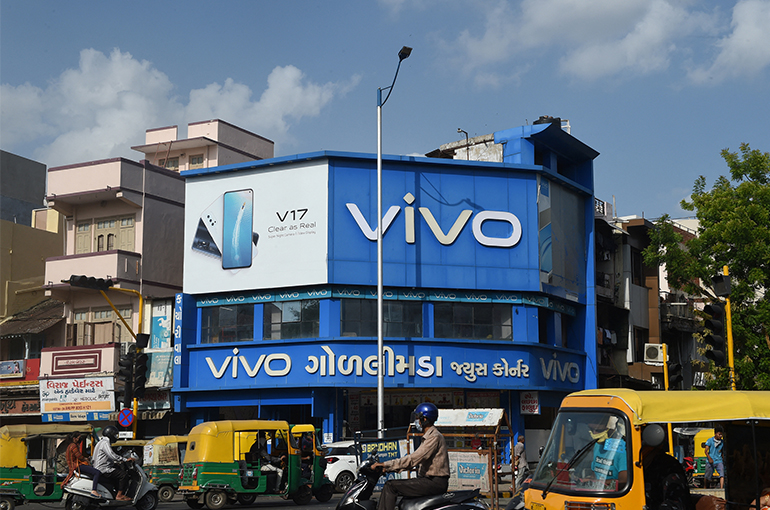 India Releases Two Senior Execs of Vivo’s Indian Unit, Sources Say
