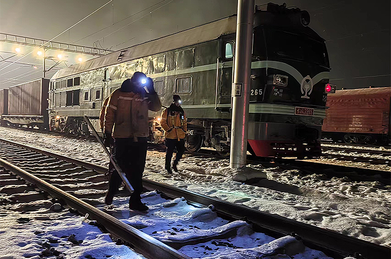 Trains, Planes Get Back to Work in China’s Quake-Struck Xinjiang Region