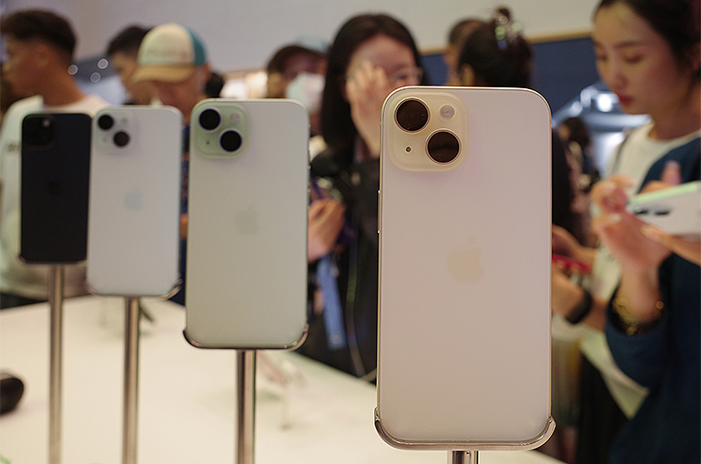 China’s iPhone 15 Sellers Cut Prices Again to Boost Flagging Sales