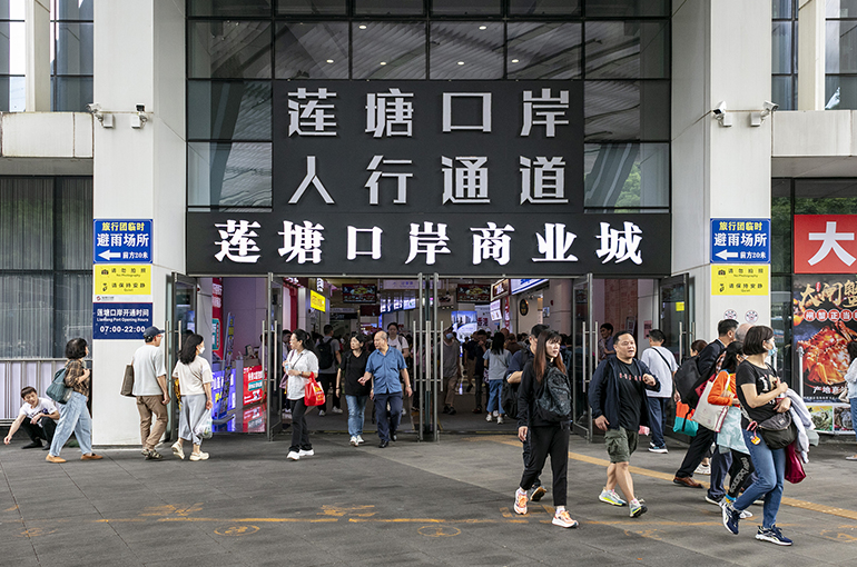 Shenzhen-Hong Kong Land Border Logs Record Travelers After Chinese New Year Holiday