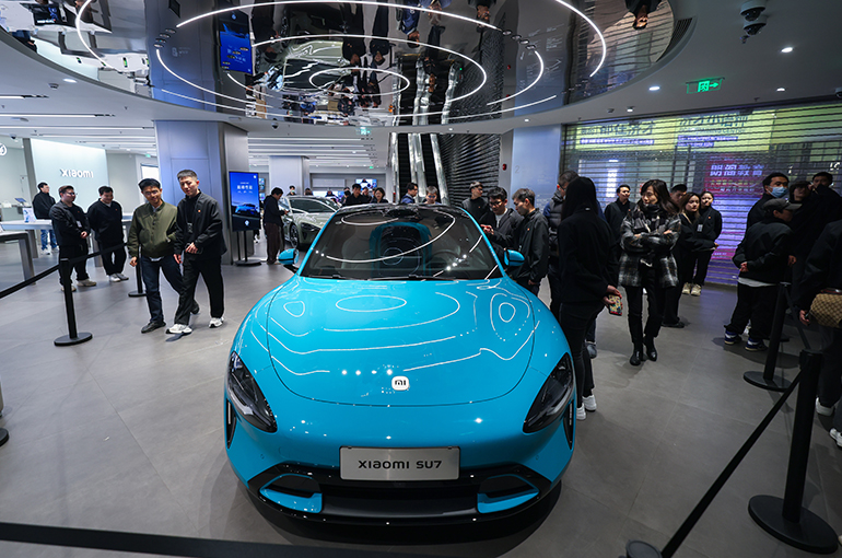 Visitors Crowd Xiaomi Auto's Stores on Opening Day