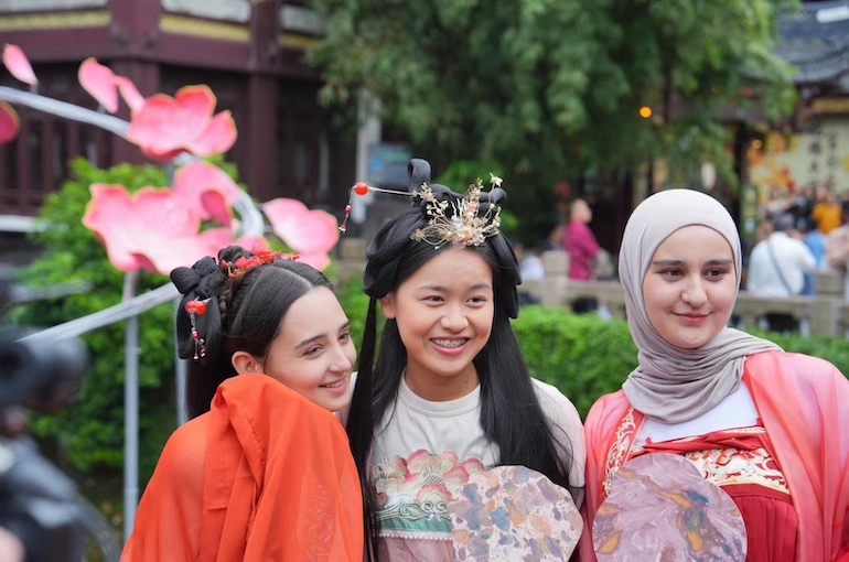 Foreigners Learn About Chinese Culture of Flowers, Tea, and Cakes at Yu Garden