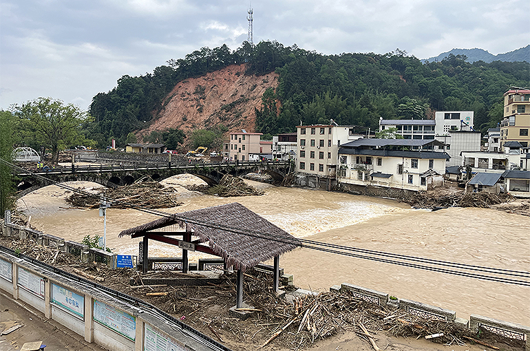 [In Photos] Rescue Teams Clean Up, Bring Supplies to Flood-Hit Guangdong’s Jiangwan Town
