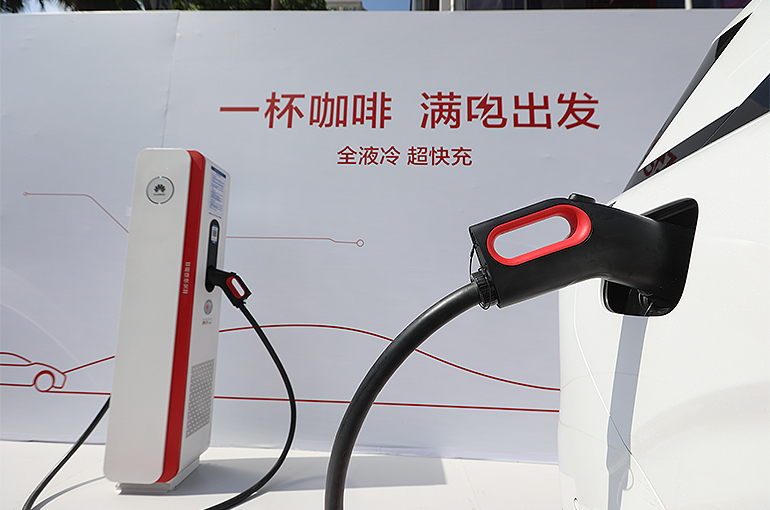 A First in China, Supercharging Stations Top Gas Stands in BYD's Home City