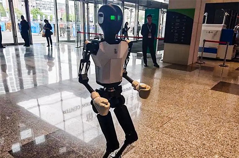 New Chinese Robots Go on Display at 10th China Shanghai Int'l Tech Fair