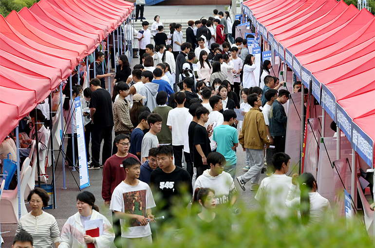 China College Graduate Earnings Inch Up 1%, Report Reveals