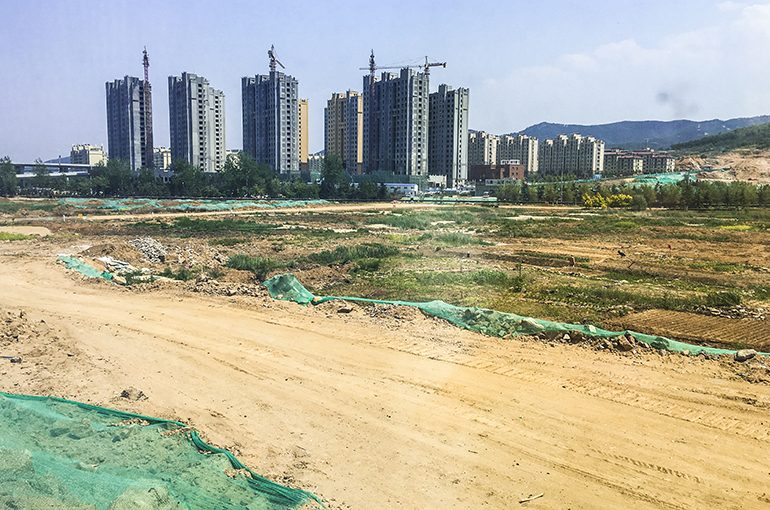 Chinese Regions Grapple With a 14% Drop in Land Sales Income in January to May