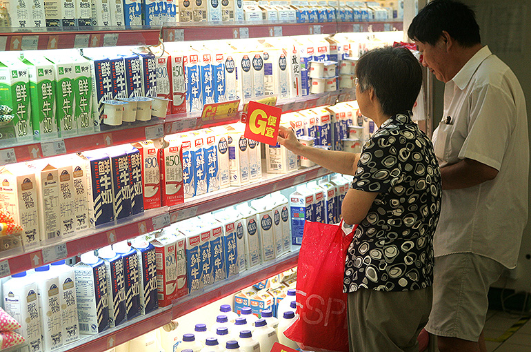 Fresh Milk Is Caught in Longest Price Slump in China for 14 Years