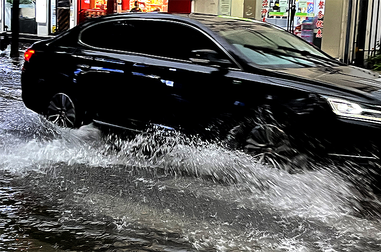 Chinese EV Owners Worry About Driving in Flood Waters