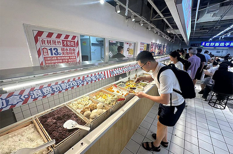 Chinese Supermarkets Turn to Fast Food to Lure Customers