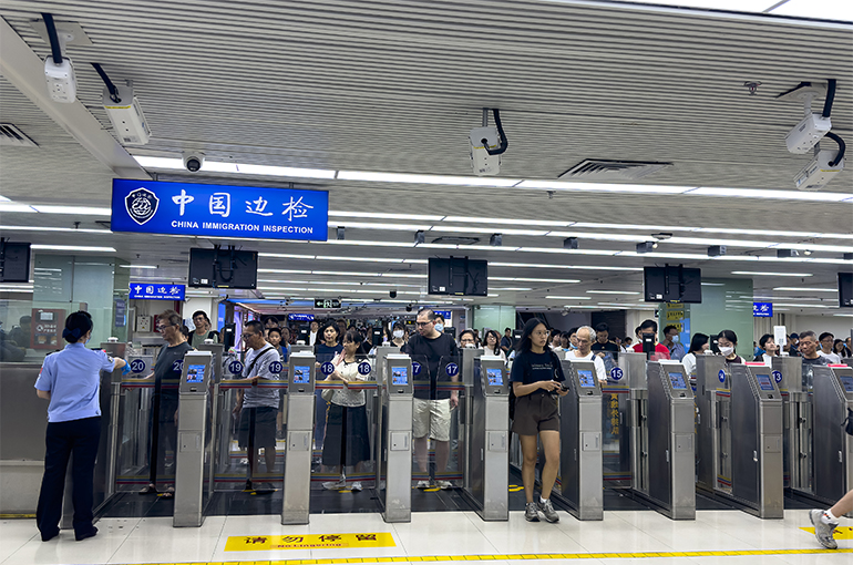 Hong Kong Shoppers Flock to Shenzhen, Taking Land Border Visitor Flow to New High