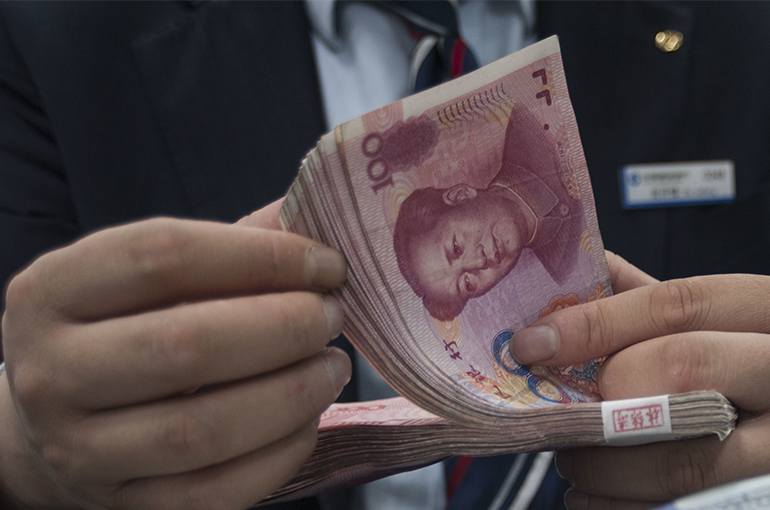 Salaries Drop at Listed Chinese Banks for First Time