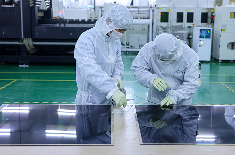 Big Chinese Solar Glass Makers Confirm Output Cuts Amid Supply Glut