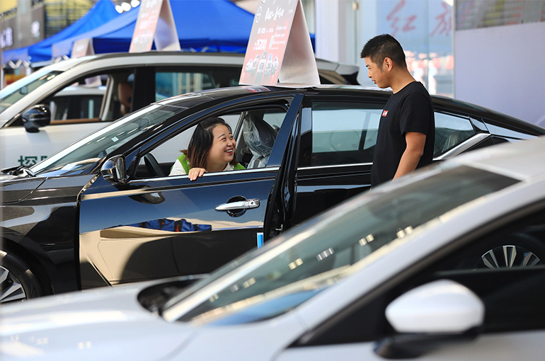 Carmakers, Dealers Offer Big Discounts Over China's National Day Holiday