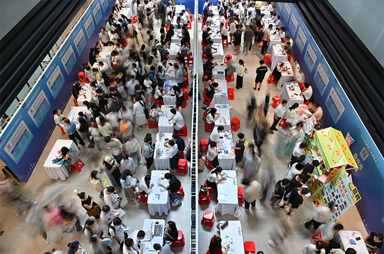 China's Employment Stays Stable Thanks to Economic Growth, Structural Transformation, Demographic Changes