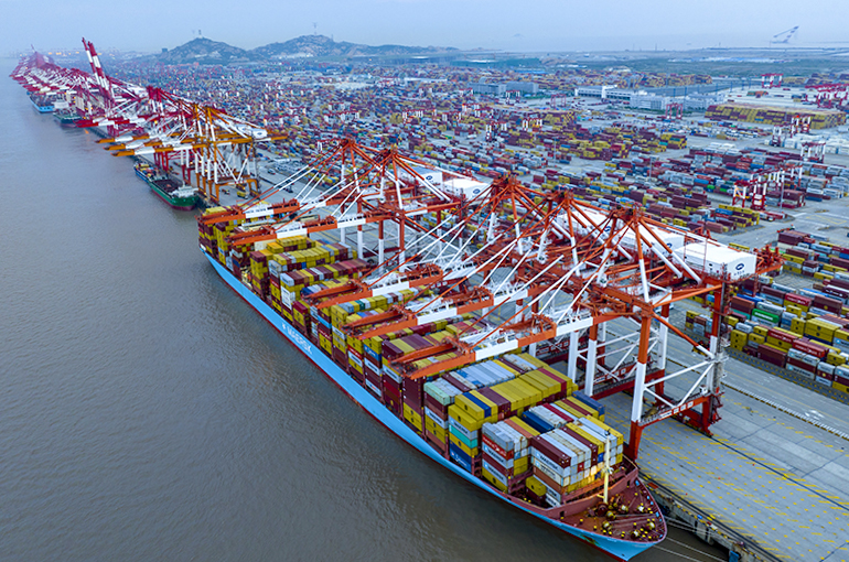 Shanghai Port, Hamburg Port Link Arms on Green Shipping Corridor