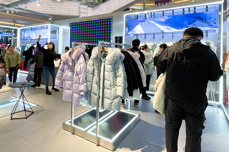 Down Jacket Sales Boom in China as Double 11 Gets Underway, Temperatures Drop