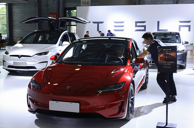 SAIC Sinks After Tesla Denies It’s in Talks With Chinese Carmaker Over FSD Authorization