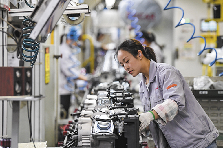 Chief Economists Stay Positive on China’s Economy for Third Straight Month, Yicai Poll Shows