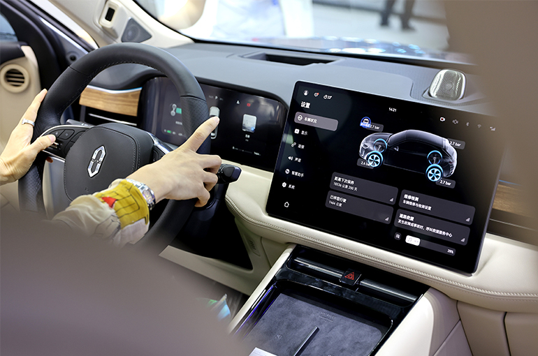 Chinese Smart Carmakers Should Speed Up Use of Domestic OS, Head of China EV100 Says