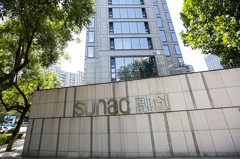 Chinese Builder Sunac Falls After Creditors Agree to Halve USD2.1 Billion Local Debt