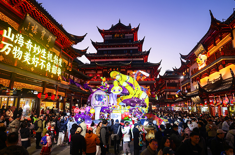 [In Photos] Visitors Throng Shanghai Yu Garden to Celebrate Lantern Festival