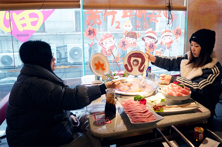 Chinese Hot Pot Chains Adapt to Regional Cultures to Find Their Niche in Middle East