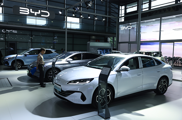 Chinese Carmaker BYD Sinks After Raising USD5.6 Billion in Hong Kong Share Sale