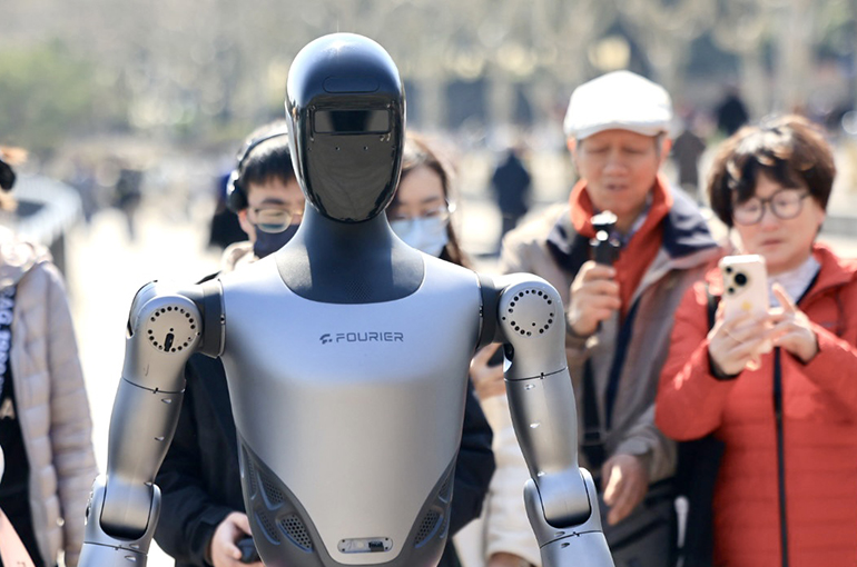 [In Photos] Humanoid Robots Draw Crowds on Shanghai Park Outing