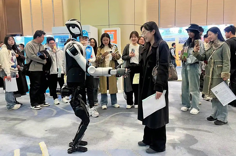 BYD, Huawei, Other Guangdong Firms Offer Over 35,000 Positions at Spring Job Fair in Shanghai