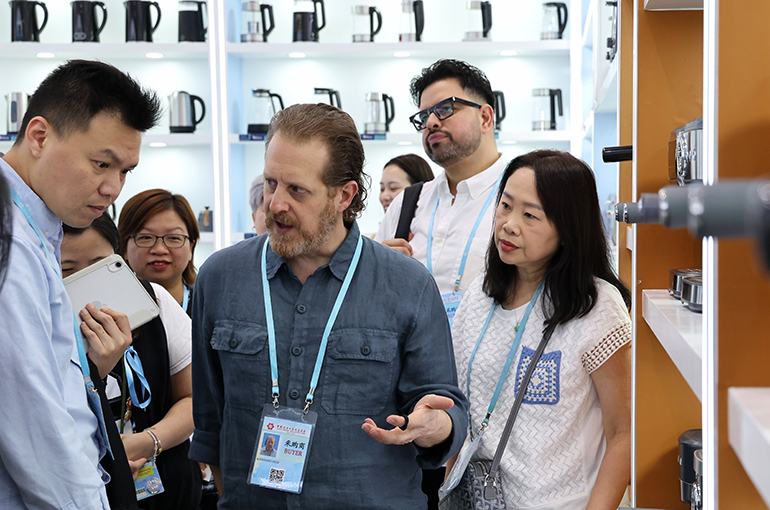 Foreign Merchants Deepen Ties With Chinese Suppliers at Canton Fair