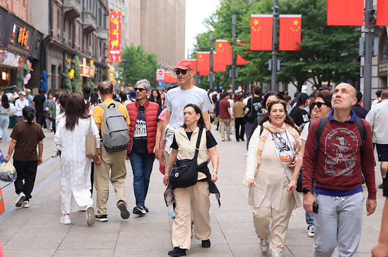 Consumer Spending in Shanghai Climbs 13.1% During Labor Day Holiday