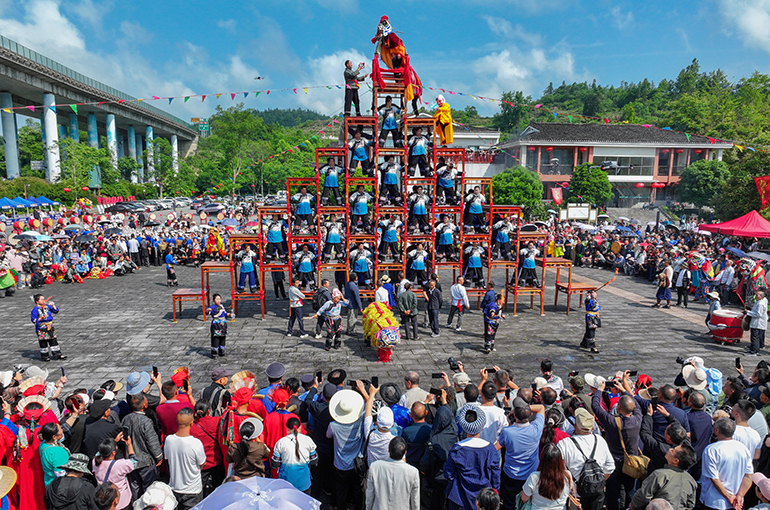China’s Labor Day Holiday Tourism Spending Rises 8% on Road Trip and Cultural Demand