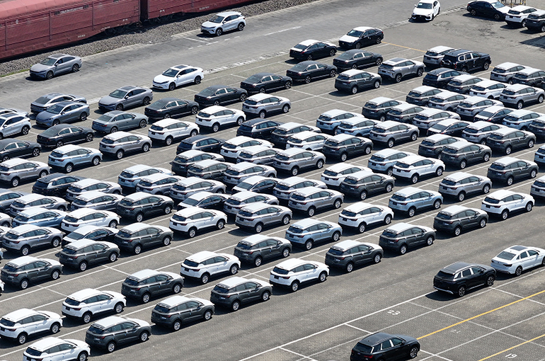 Plug-In Hybrids Propel 78% Surge in Chinese Car Exports to Europe, Report Shows