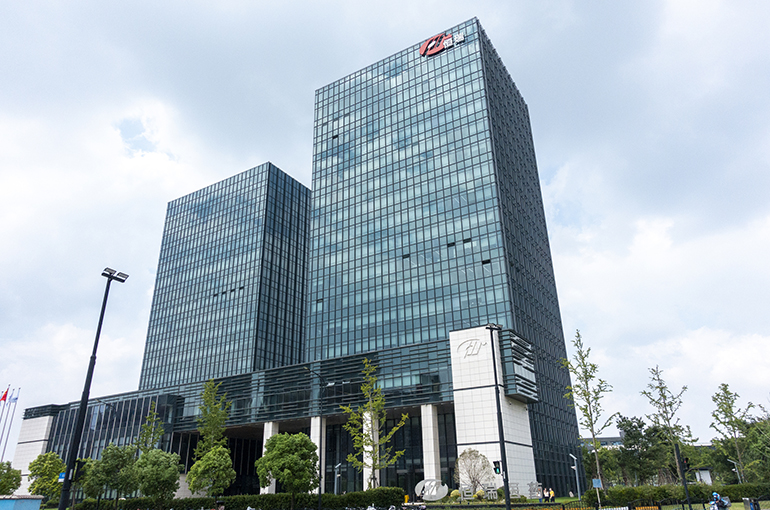 Hengrui’s Shares Surge in Chinese Drugmaker’s Hong Kong Trading Debut