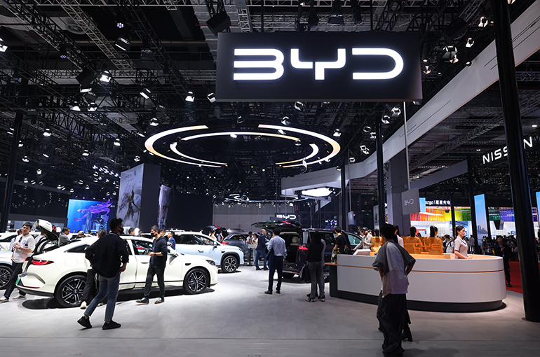 Chinese Auto Stocks Slump Amid Price War Fears
