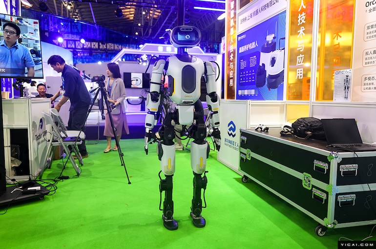 [In Photos] Moon-Inspired Microfibers, Antarctic Robot Dogs Shine at Shanghai Tech Fair