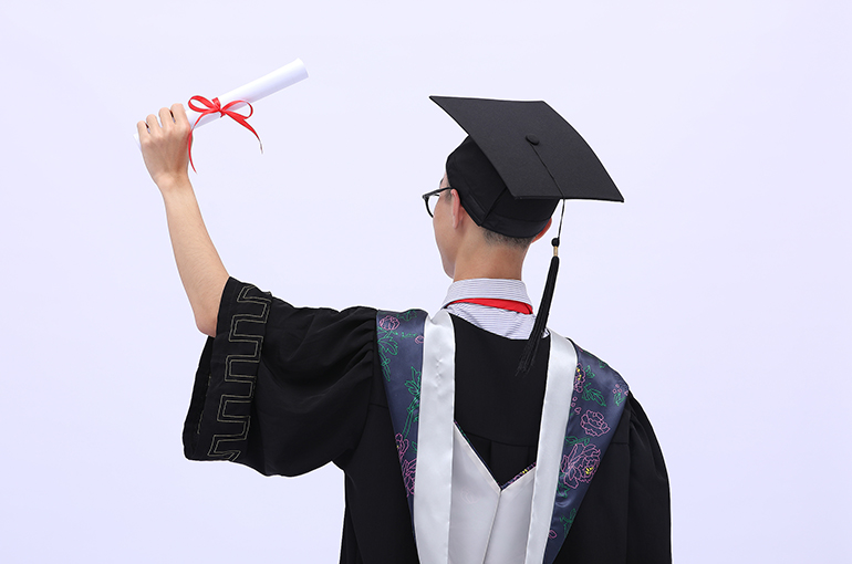 Graduate Earnings Jump 53% in China Over Past Decade, Report Says