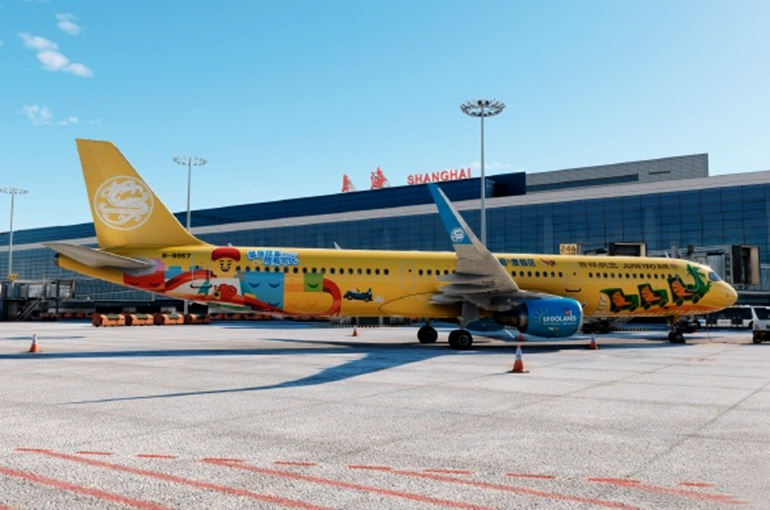 China’s Juneyao Air Debuts World’s First Lego-Themed Jet Ahead of Resort Opening