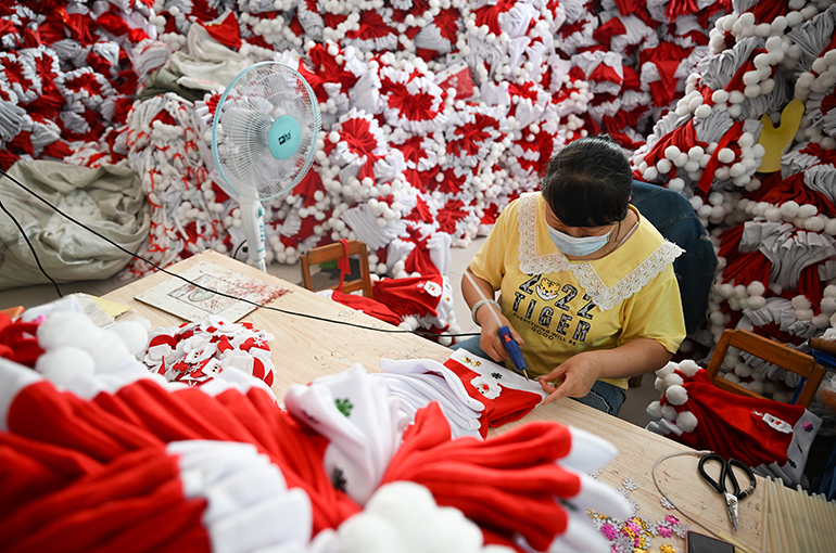 Chinese Manufacturers Receive Early Christmas Orders Amid Tariff Uncertainties