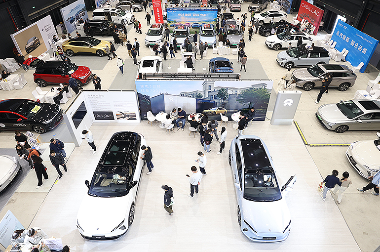 Chinese Auto Dealers Press Carmakers for Better Terms as Inventory Piles Up