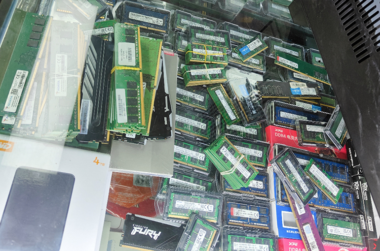DDR4 Memory Prices Soar at Shenzhen’s Mega Electronics Market as Key Makers Stop Production